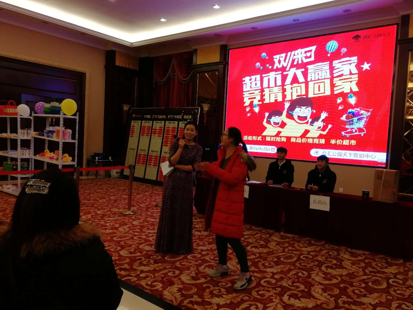 给宝贝唱歌的妈妈.jpg